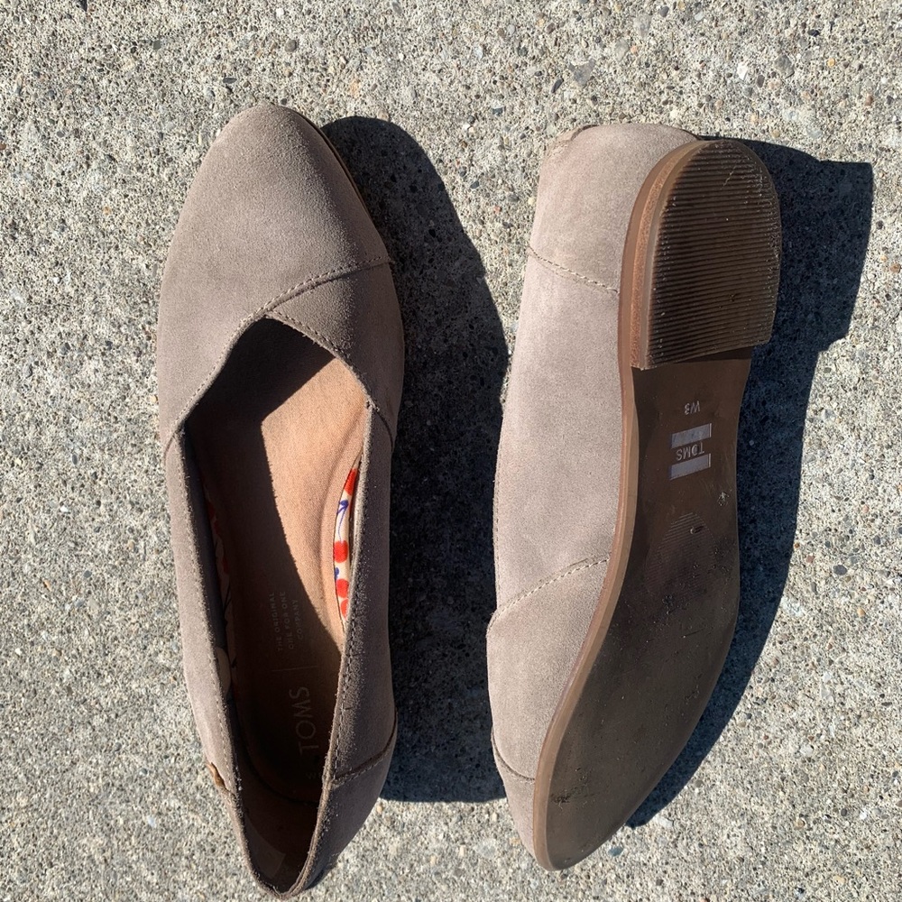 Women’s tan suede jutti neat flats